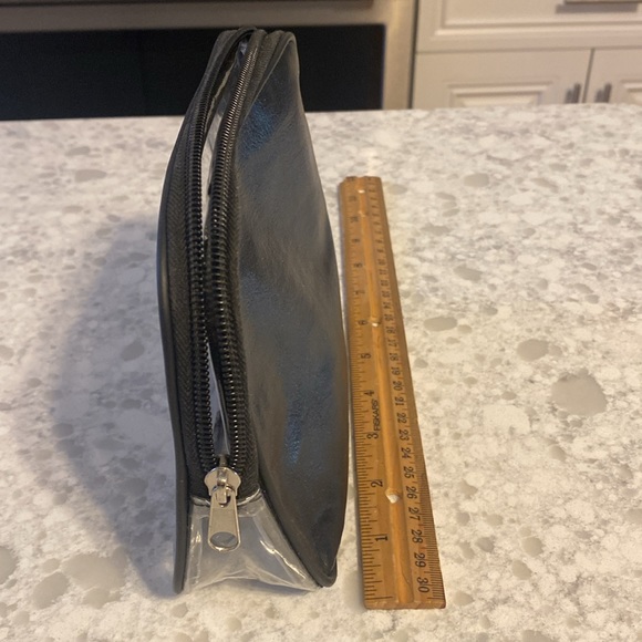 New travel bag with travel size shav. cream,disp razor,shampoo,cond.,shine spray - Picture 8 of 8